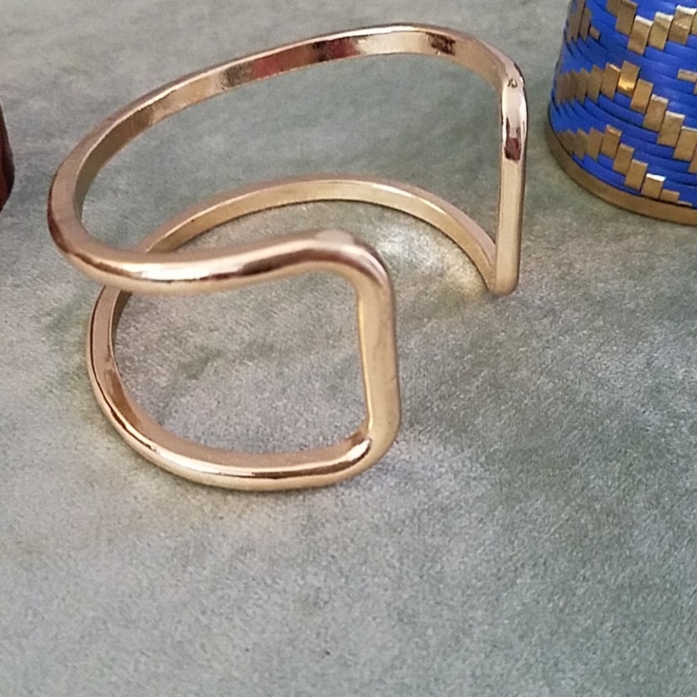 Cuff bracelets - Picture 4 of 4
